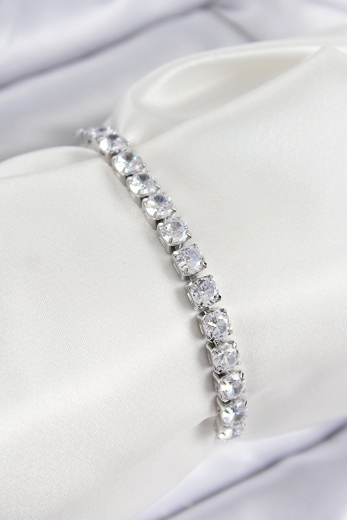 Pirinç Zirkon Taşlı Kare Model Gümüş Renk Asansörlü Kadın Bileklik