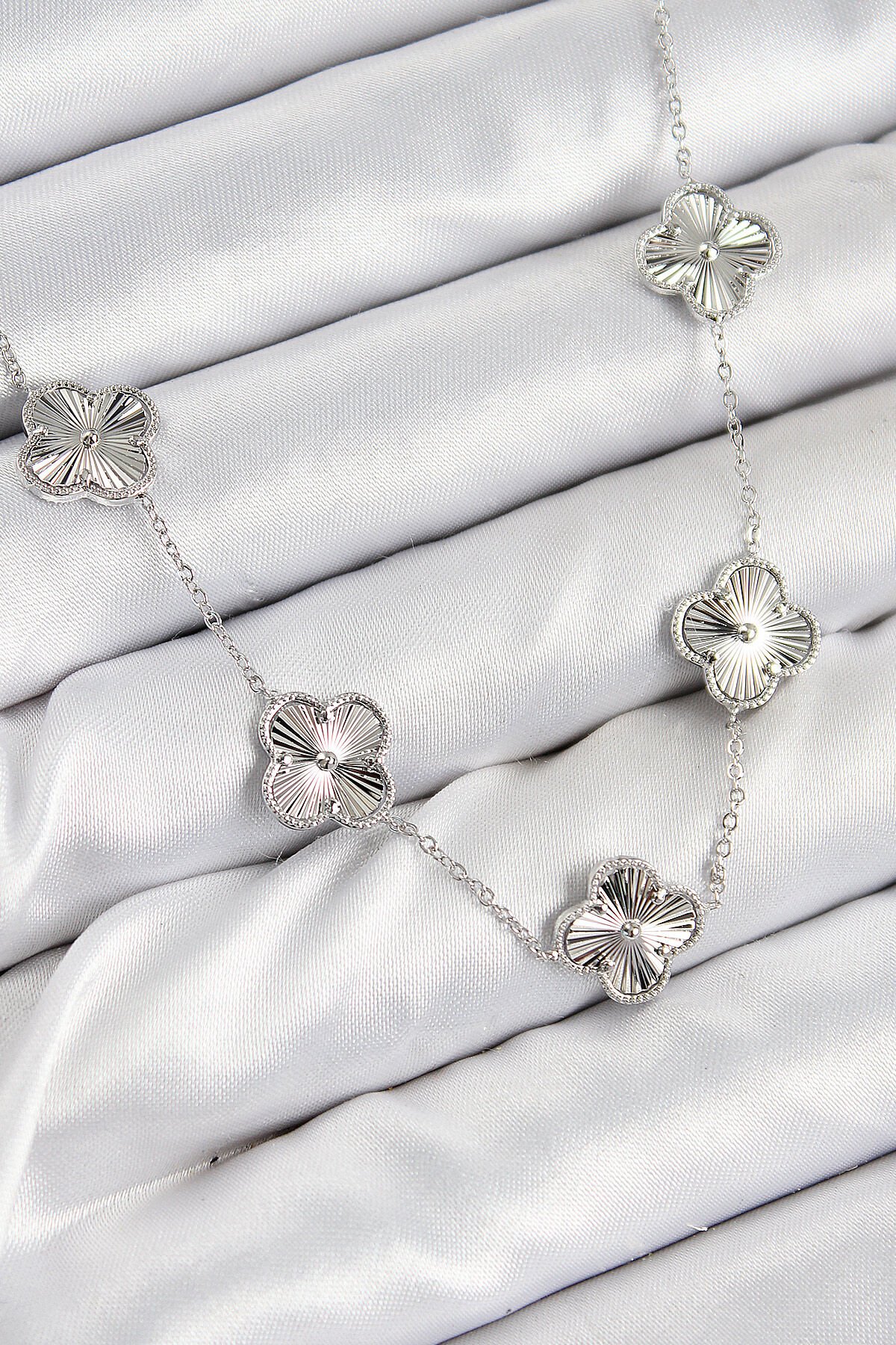 Pirinç VIP Yonca Model Gümüş Renk Kadın Kolye