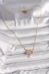 316L Çelik Gold Renk Zincir Zirkon Taşlı Lotus Çiçeği Figür Sallantı İnci Detay Kadın Kolye