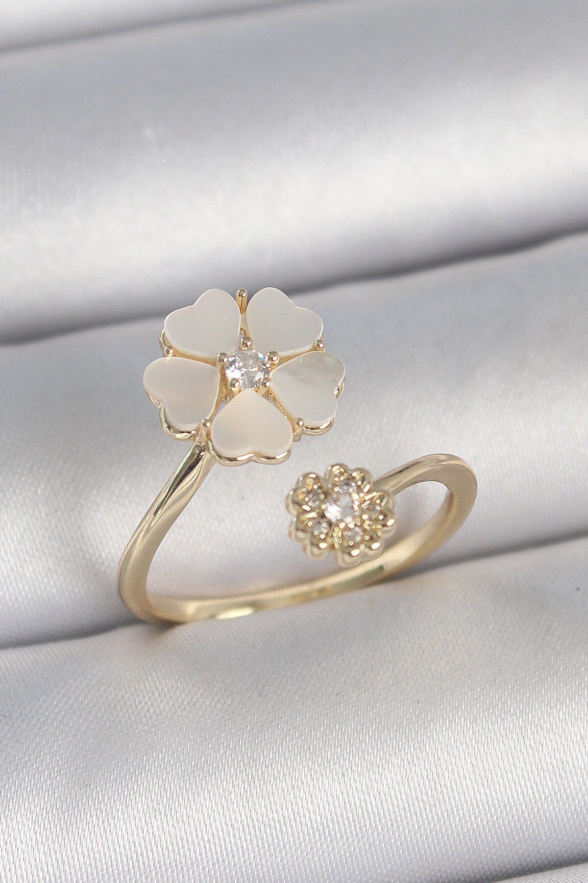 Pirinç Gold Renk Beyaz Mineli Çiçek Model Zirkon Taş Detay Kadın Yüzük