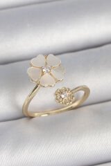 Pirinç Gold Renk Beyaz Mineli Çiçek Model Zirkon Taş Detay Kadın Yüzük