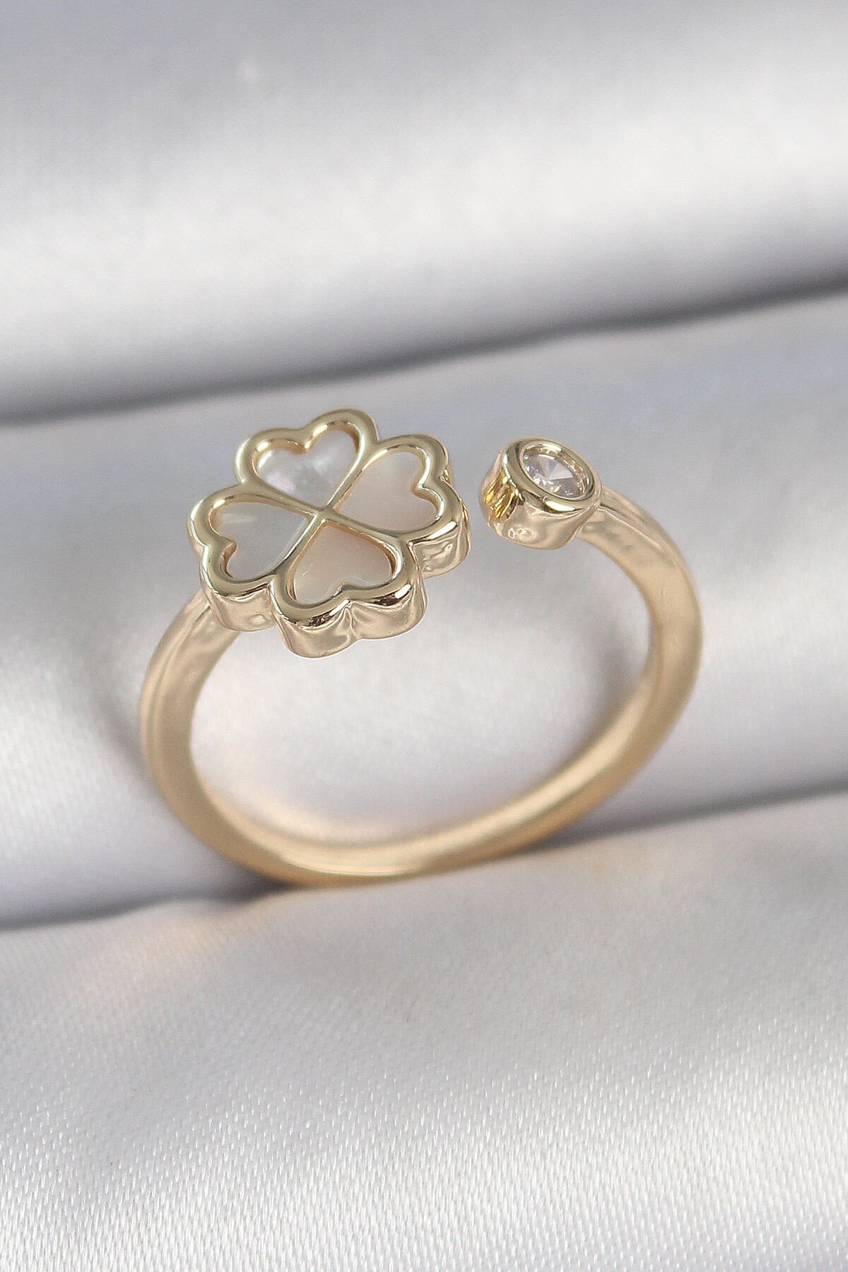 Pirinç Gold Renk Beyaz Mineli Yonca Model Zirkon Taş Detay Ayarlanabilir Kadın Yüzük