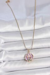 316L Çelik Gold Renk Zincir Mor Renkli Çiçek İşlemeli İnci Detay Portre Model Kadın Kolye