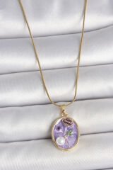 316L Çelik Gold Renk Zincir Mor Çiçek İşlemeli İnci Detay Portre Model Kadın Kolye