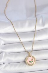 316L Çelik Gold Renk Zincir Pembe Çiçek İşlemeli inci Detay Portre Model Kadın Kolye