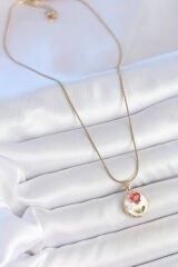 316L Çelik Gold Renk Zincir Beyaz Minimal Çiçek İşlemeli İnci Detay Portre Model Kadın Kolye