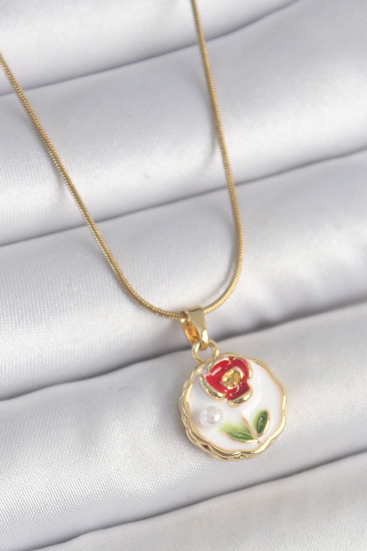 316L Çelik Gold Renk Zincir Beyaz Minimal Çiçek İşlemeli İnci Detay Portre Model Kadın Kolye