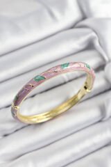Mineli Pirinç Pembe Ve Yeşil Yaprak Motifli Gold Renk Kadın Kelepçe
