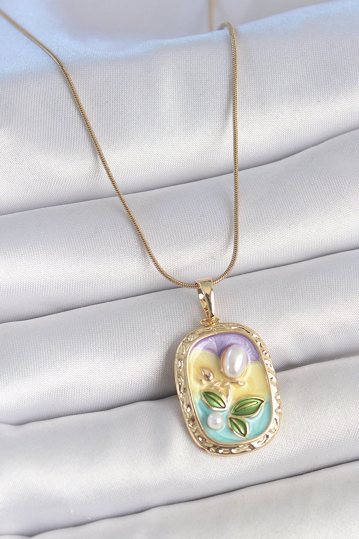 316L Çelik Gold Renk Zincir İncili Çiçek İşlemeli Portre Model Kadın Kolye