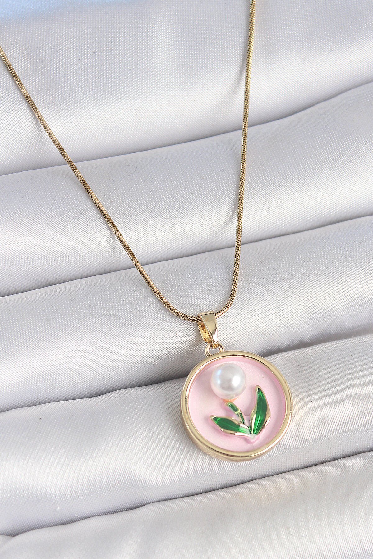 316L Çelik Gold Renk Zincir Pembe Mineli İncili Çiçek İşlemeli Portre Model Kadın Kolye