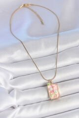 316L Çelik Gold Renk Zincir Pembe Mineli İncli Çiçek İşlemeli Portre Model Kadın Kolye