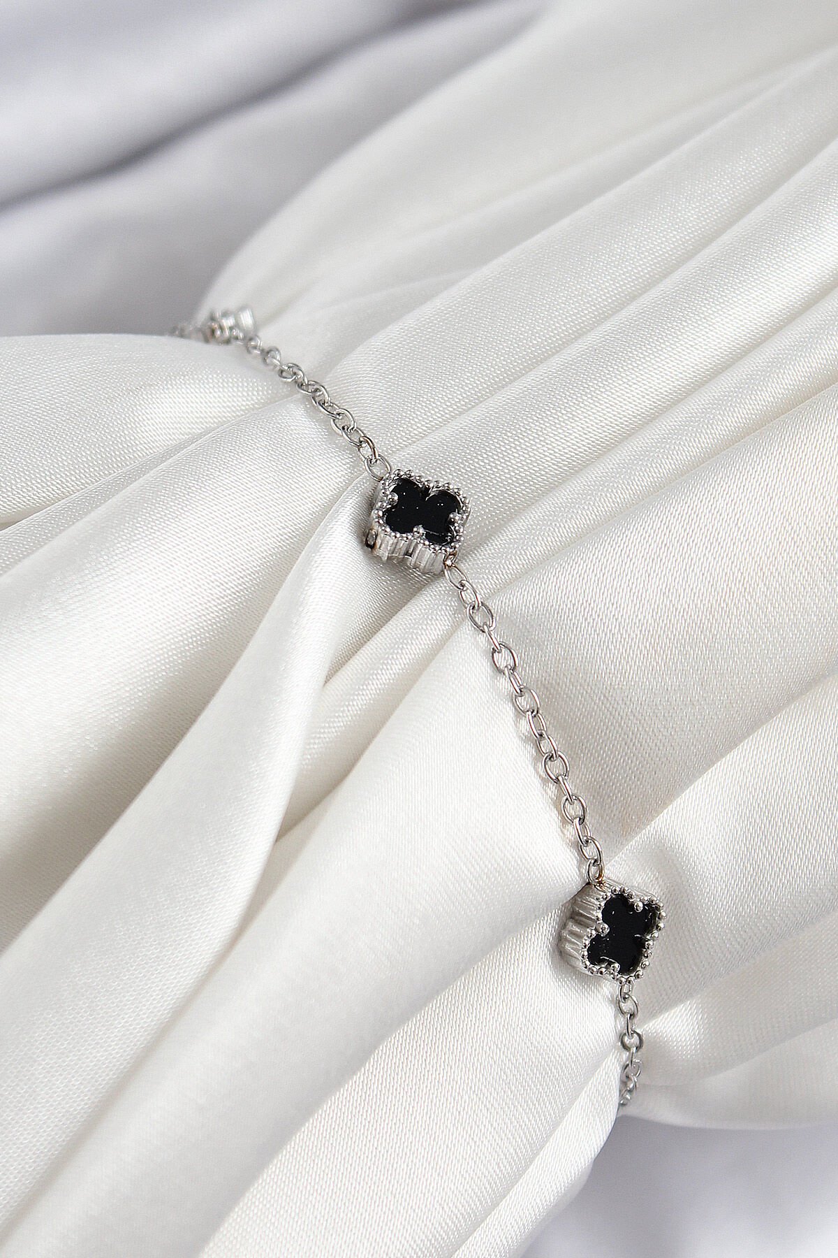 316L Çelik Siyah Sedef Yonca Model Gümüş Renk Kadın Bileklik