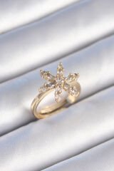 Pirinç Gold Renk Zirkon Taşlı Çiçek Model Kadın Yüzük