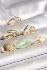 Pirinç Gold Renk Zirkon Taşlı İşleme Plaka Figürlü Beyaz Daire Mine Detaylı 6'Lı Kadın Yüzük Seti