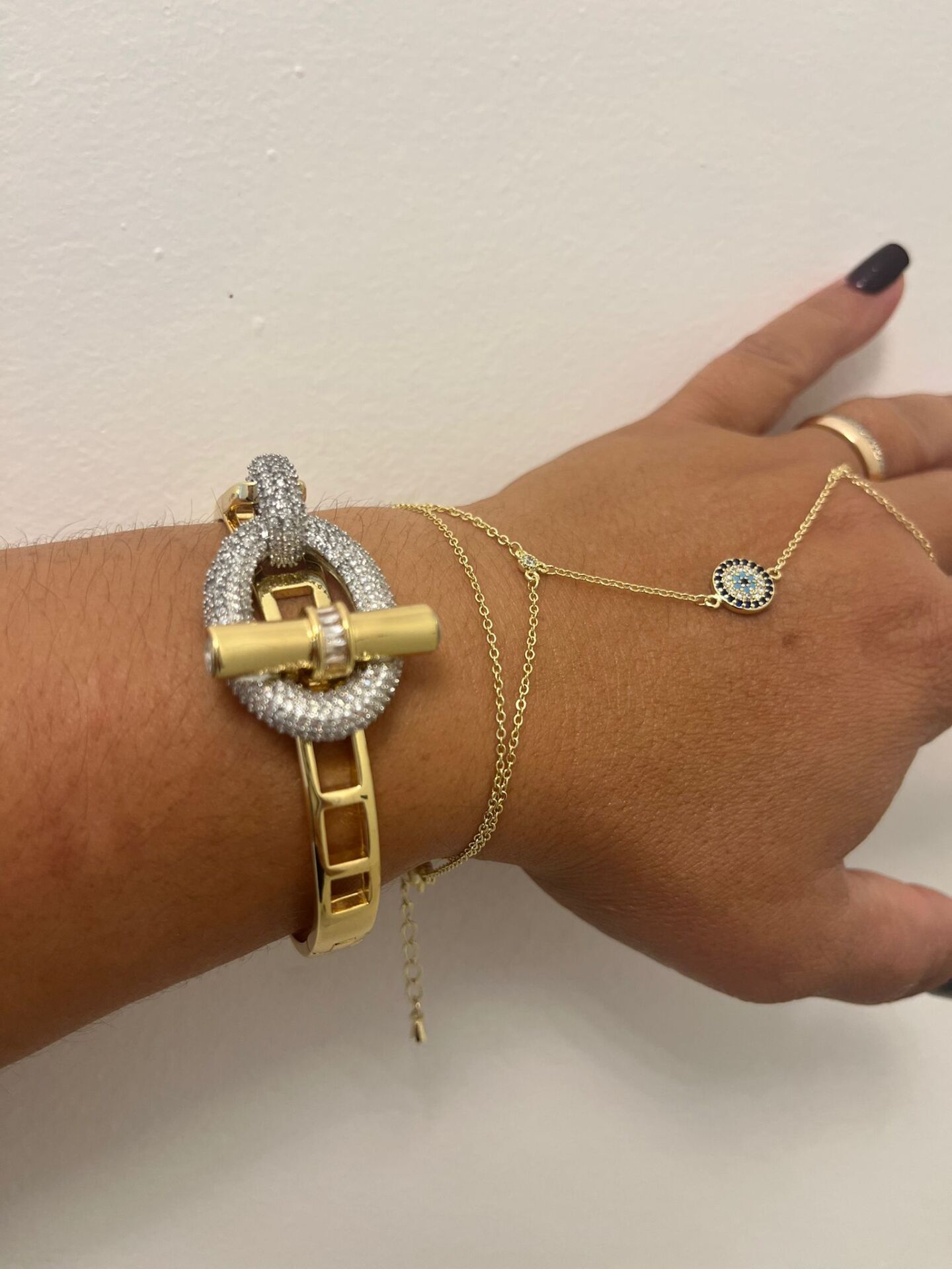 14k Altın Renginde Zirkon Taşlı Vip Tasarım Kelepçe Bileklik