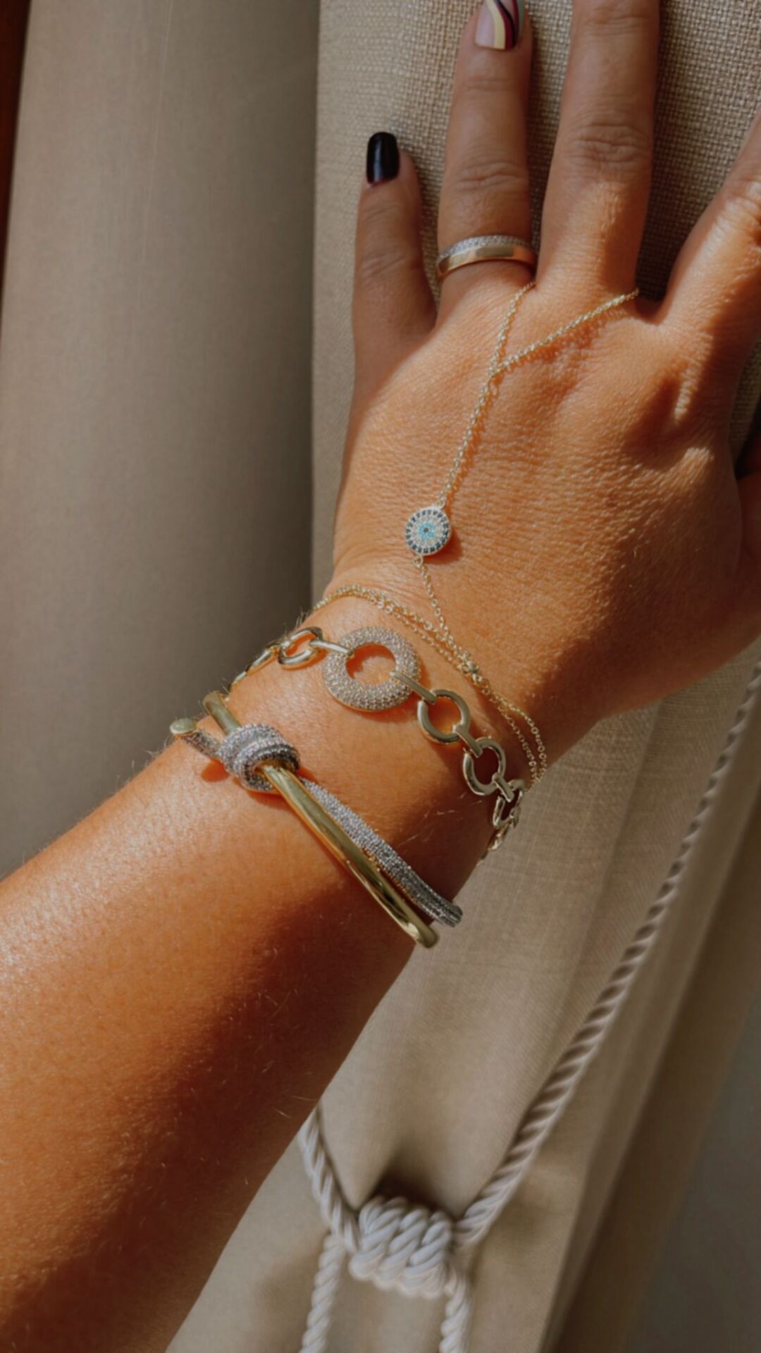 14k Altın Renginde Gömme Zirkon Taşlı Düğüm Model Kelepçe Bileklik