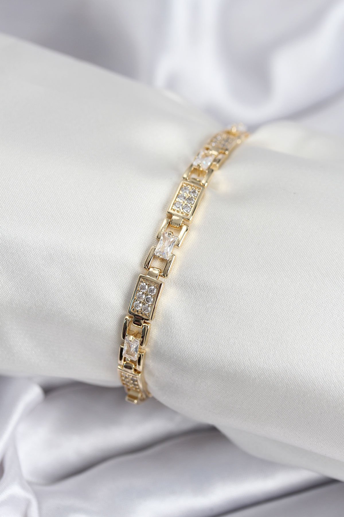 Pirinç VIP Seri Gold Renk Zirkon Taşlı Model Kadın Bileklik