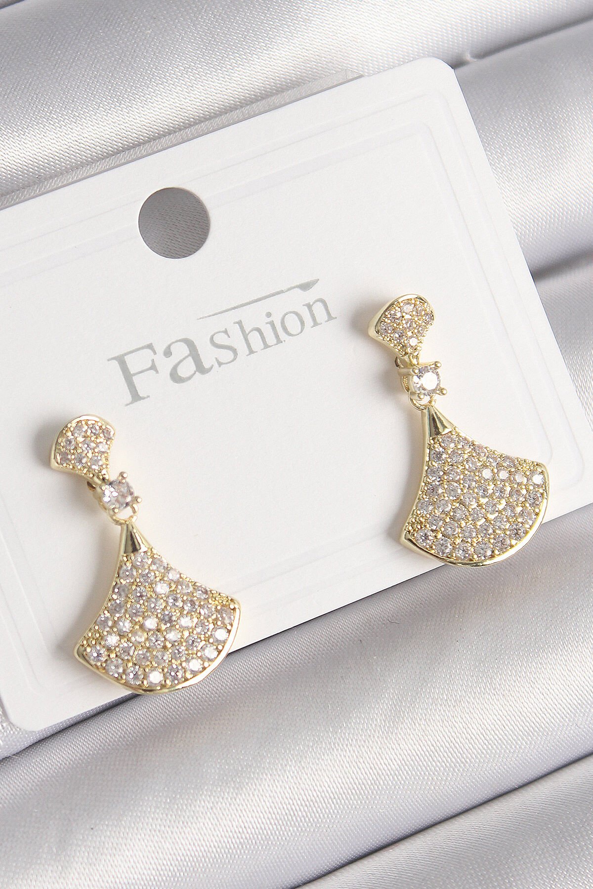 Pirinç Gold Renk Zirkon Taşlı Motif Model Kadın Küpe