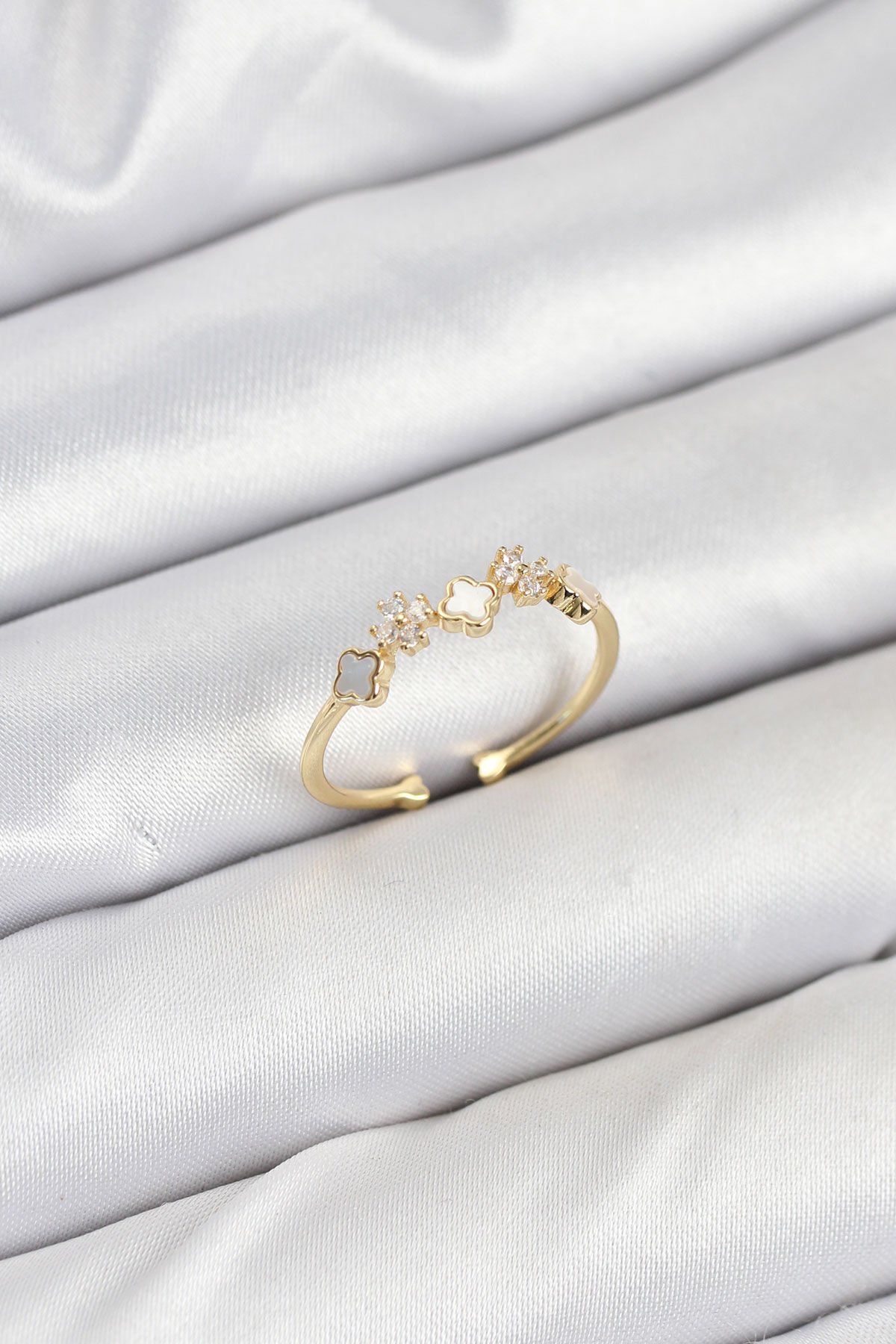 Pirinç Gold Renk Minimal Yonca Detaylı Kadın Yüzük