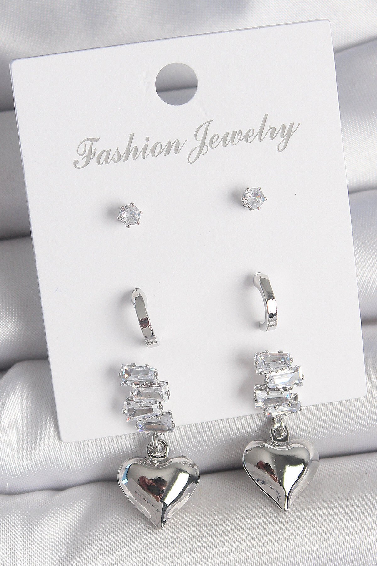 Pirinç Gümüş Renk Zirkon Taşlı Sallantılı Kalp Model Yarım Halka Detay 3 Çfit Kadın Küpe Seti