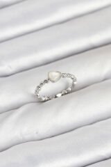 Pirinç Gümüş Renk Kalpli Model Kadın Yüzük