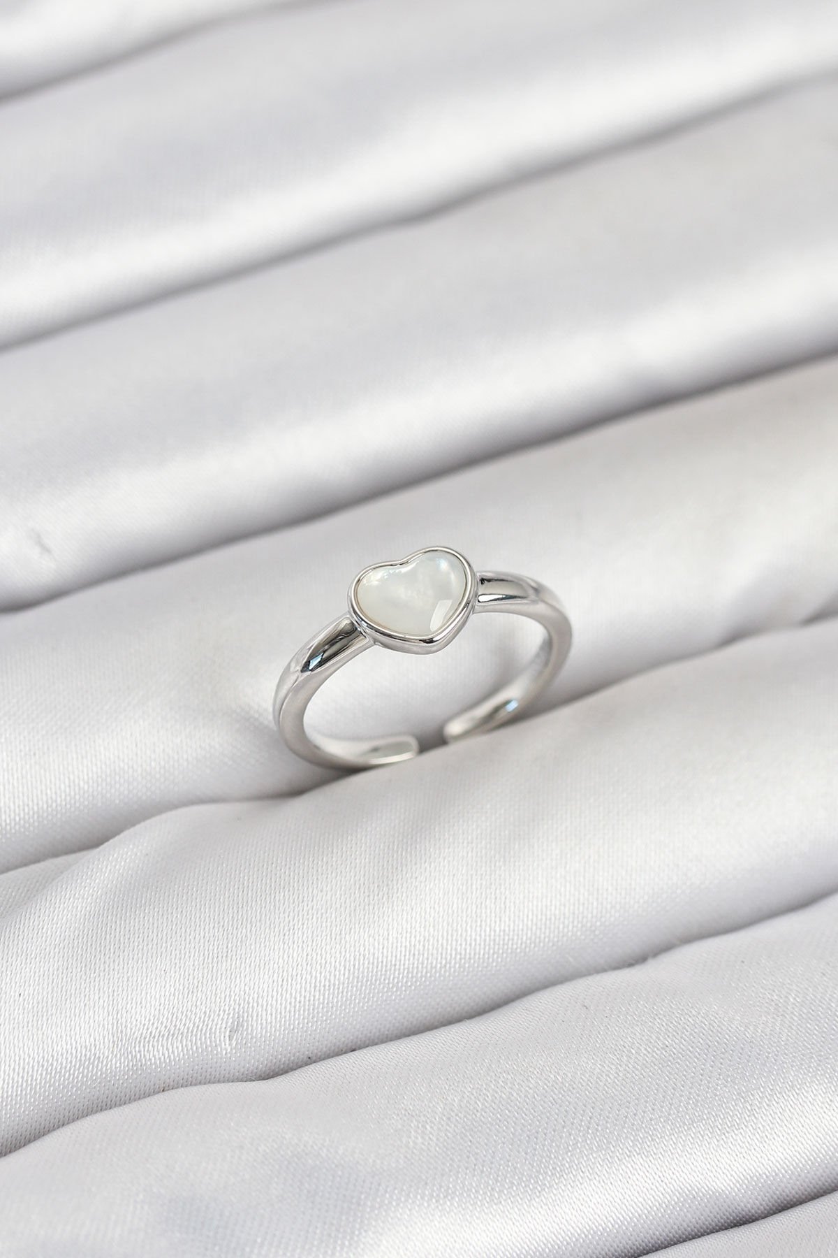 Pirinç Gümüş Renk Kalpli Kadın Yüzük