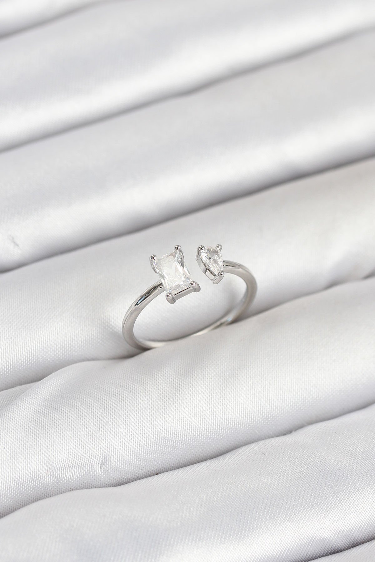 Pirinç Gold Renk Zirkon Taşlı Kadın Yüzük