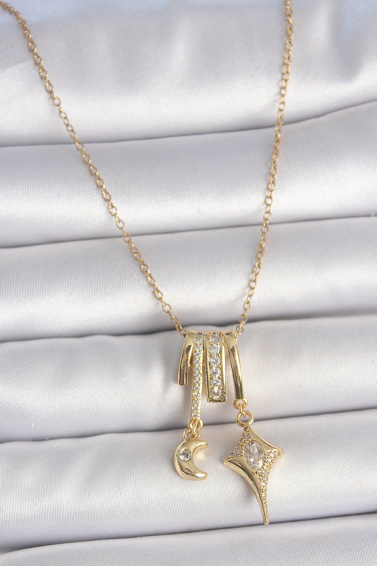 316L Çelik Gold Renk Zirkon Taşlı Sallantı Ay Yıldız Figür Charm Kadın Kolye