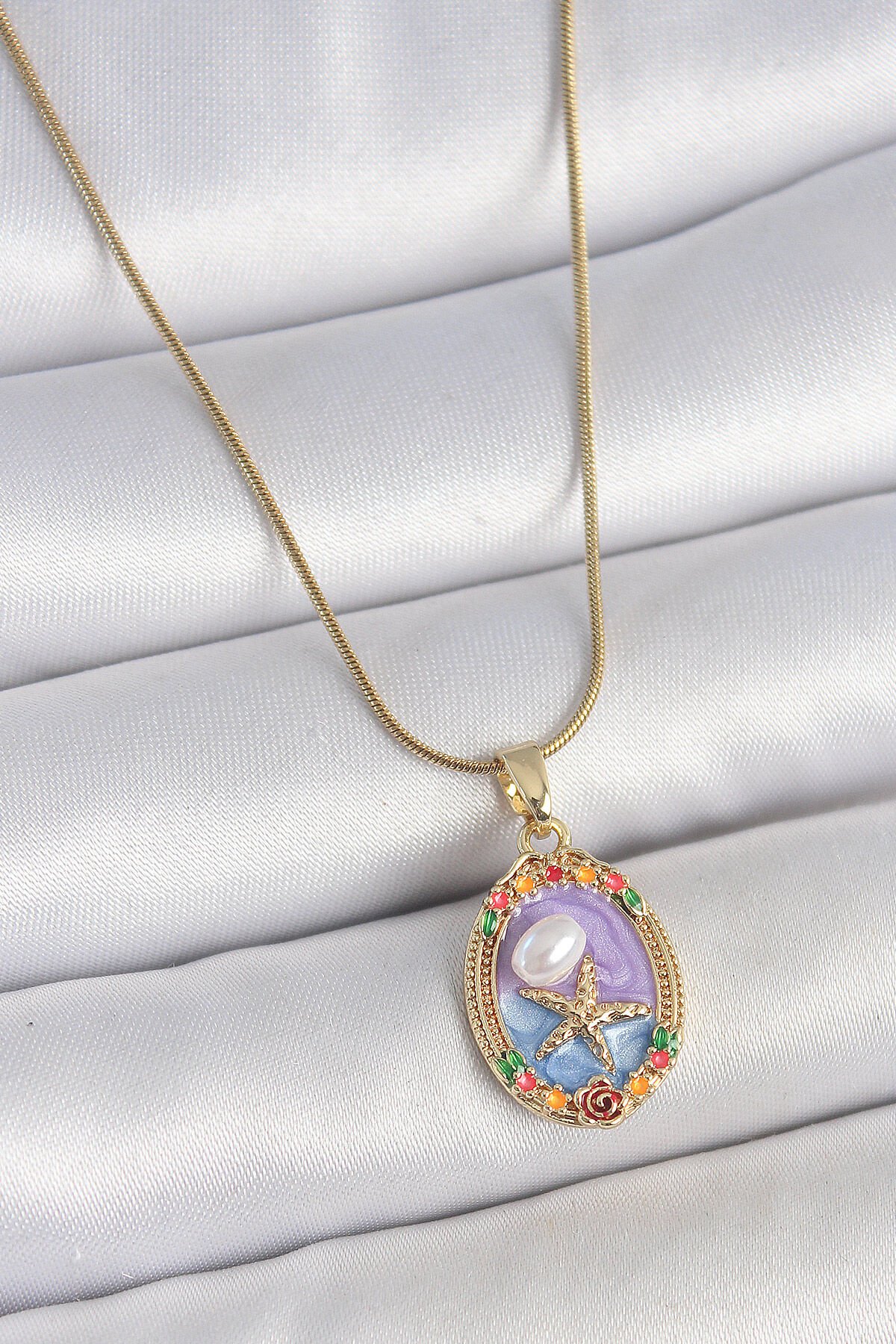 316L Çelik Gold Renk Zincir Mix Renk Deniz Yıldız İşlemeli Renki Çiçek Detay Portre Model Kadın Kolye