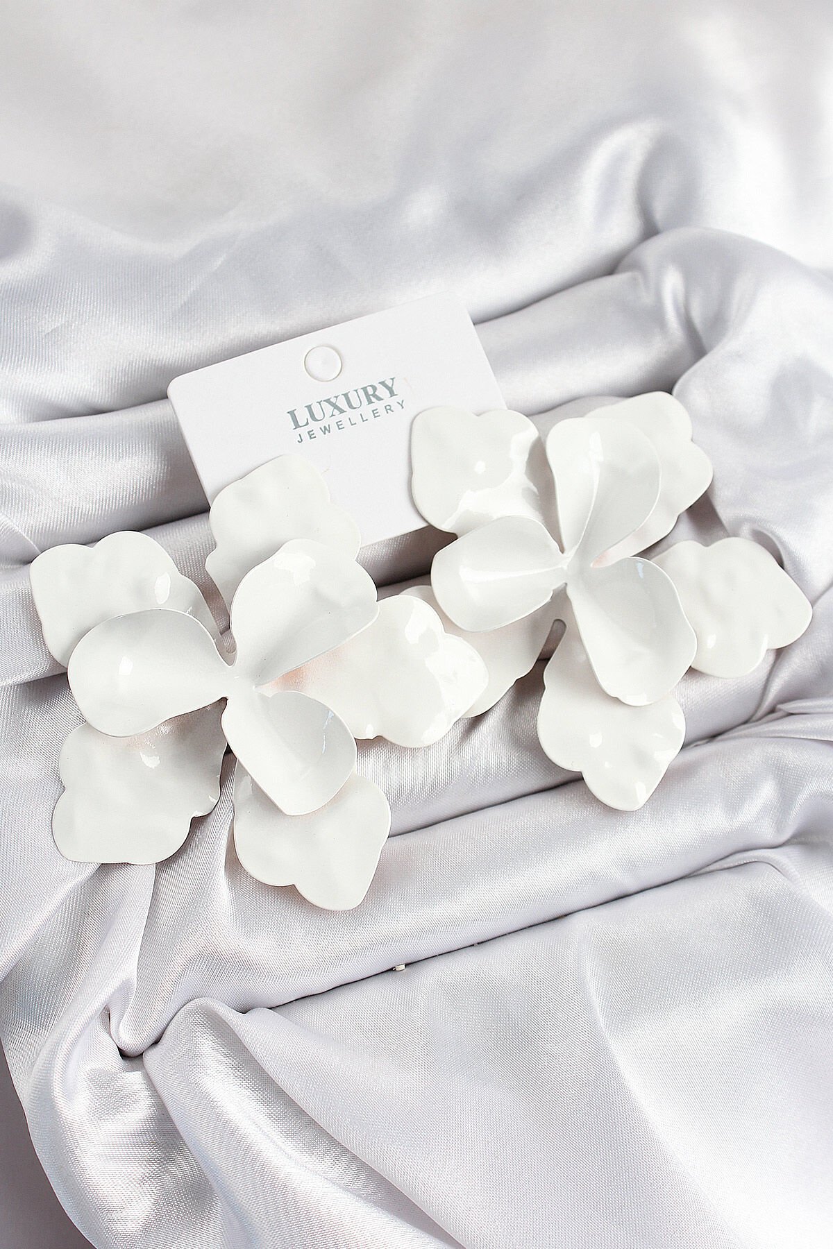 Pirinç Beyaz Çiçek Model Kadın Küpe