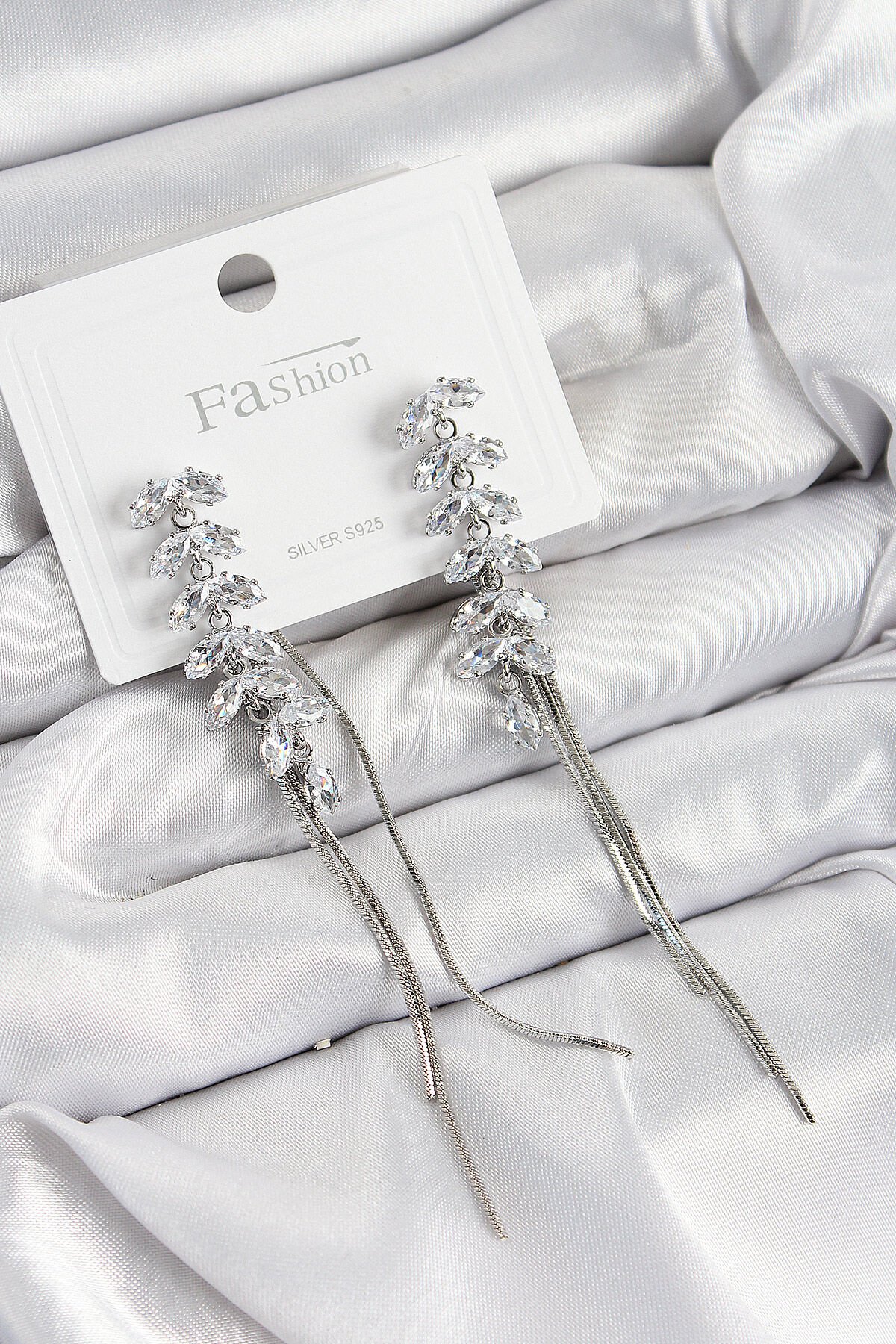 Pirinç Zirkon Taşlı Sallantılı Model Gümüş Renk 925 Ayar Gümüş Çivi Kadın Küpe