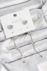 Pirinç Zirkon Taşlı Sallantılı Çiçek Model Gümüş Renk 925 Ayar Gümüş Çivi Kadın Küpe