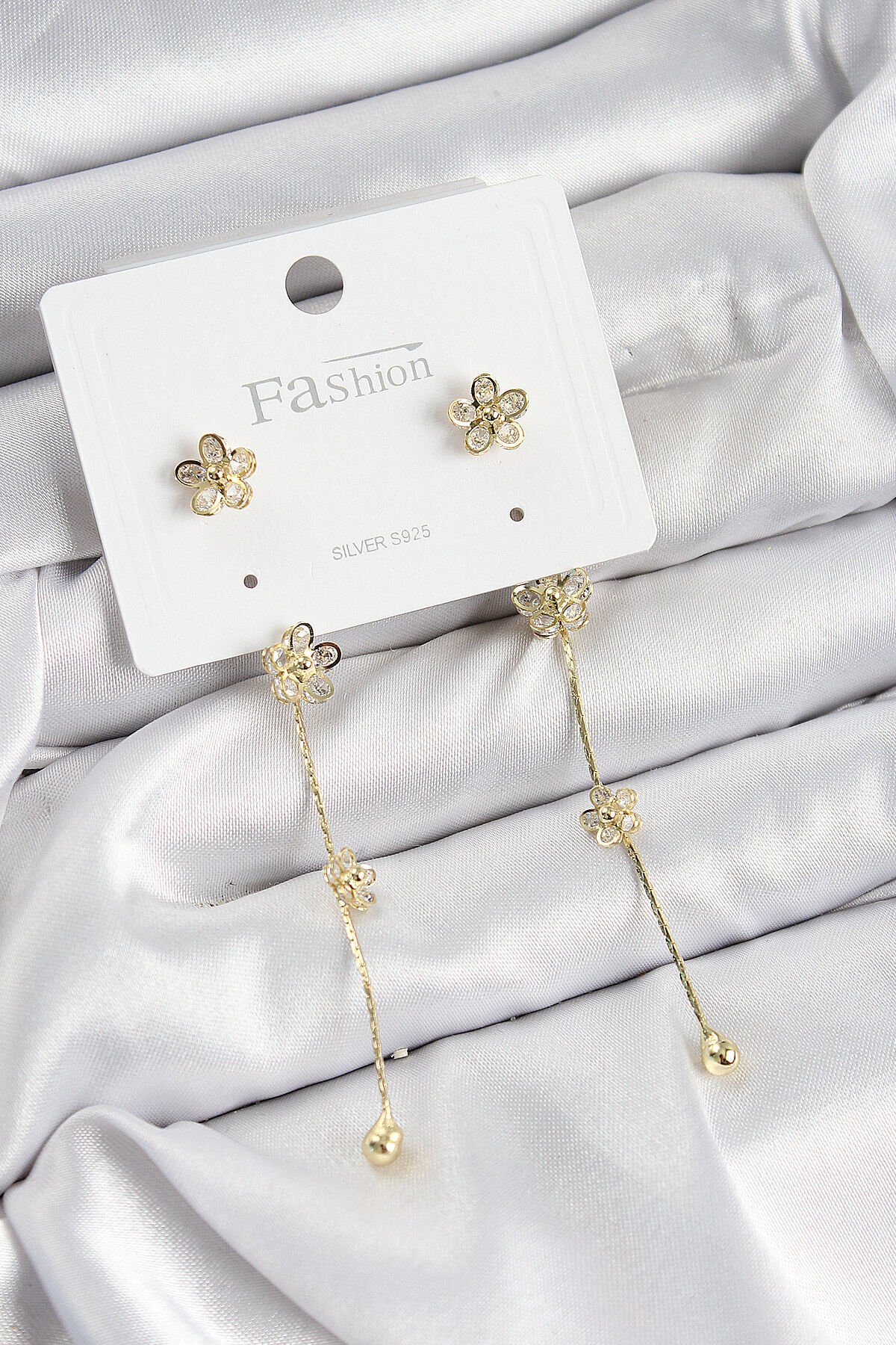 Pirinç Zirkon Taşlı Sallantılı Çiçek Model Gold Renk 925 Ayar Gümüş Çivi Kadın Küpe