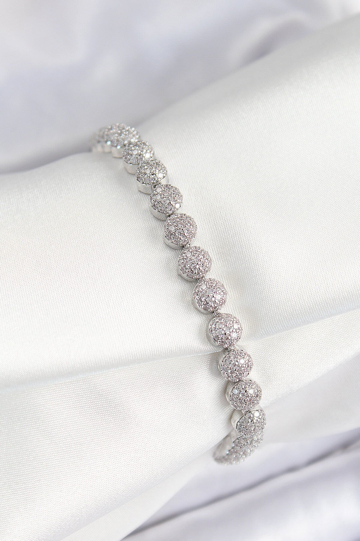 Pirinç Zirkon Taşlı Yarım Topcuk Model Gümüş Renk VIP Seri Kadın Bileklik