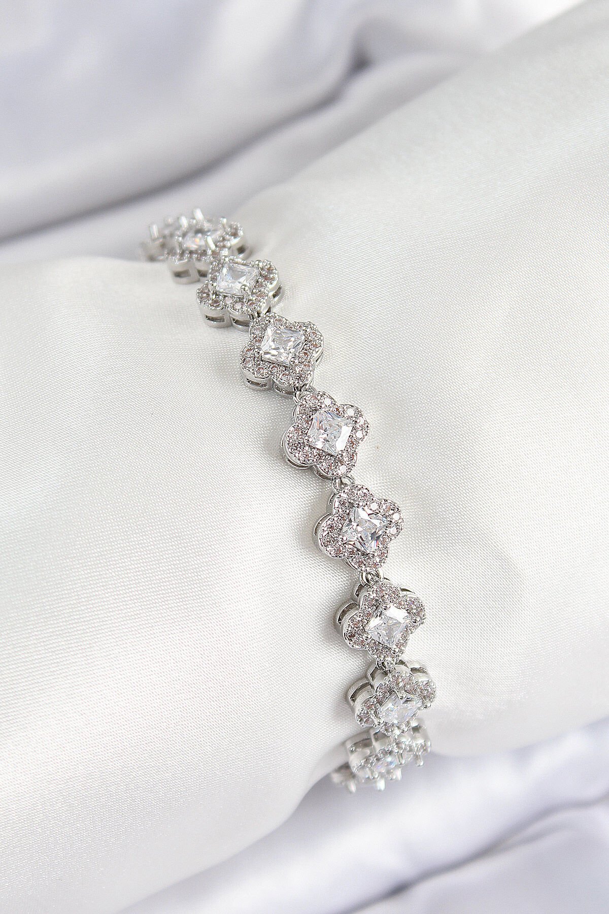 Pirinç Zirkon Taşlı Yonca Baget Model Gümüş Renk VIP Seri Kadın Bileklik