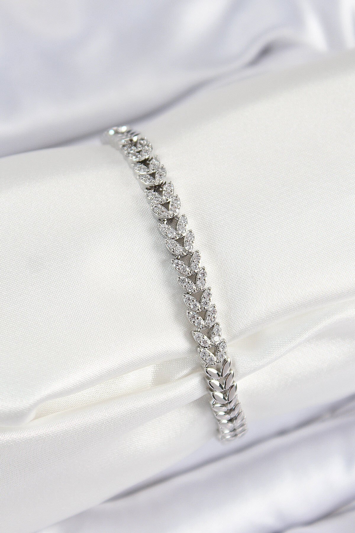 Pirinç Zirkon Taşlı Sıralı Yaprak Model Gümüş Renk Kadın Bileklik