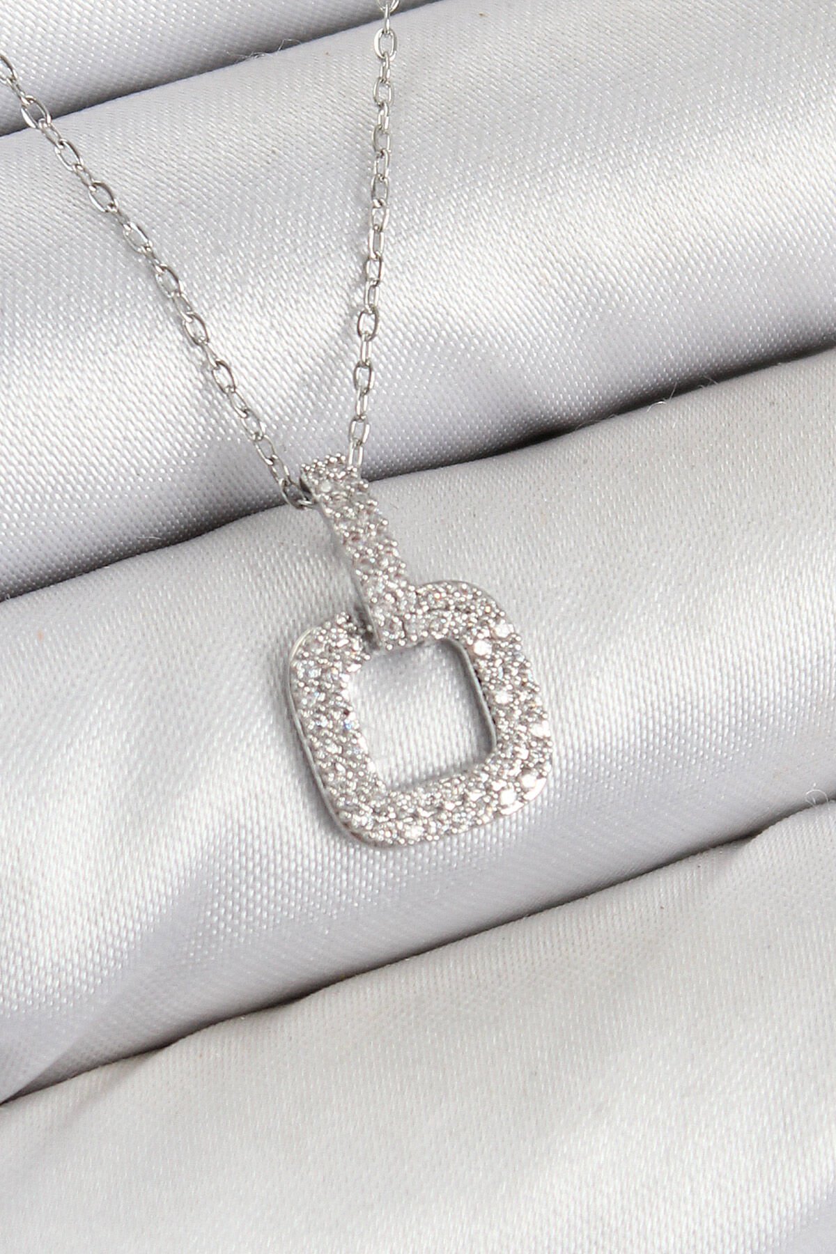 Pirinç Zirkon Taşlı Kare Model Gümüş Renk Kadın Kolye