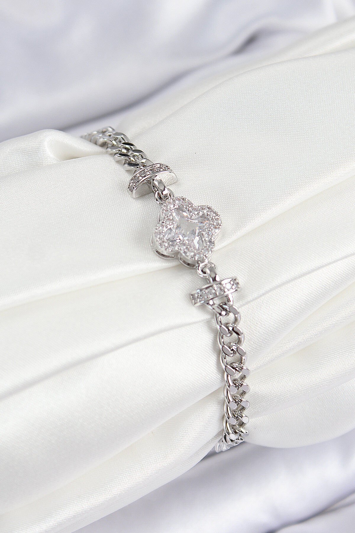 Pirinç Zirkon Taşlı Yonca Model Gümüş Renk Kadın Bileklik