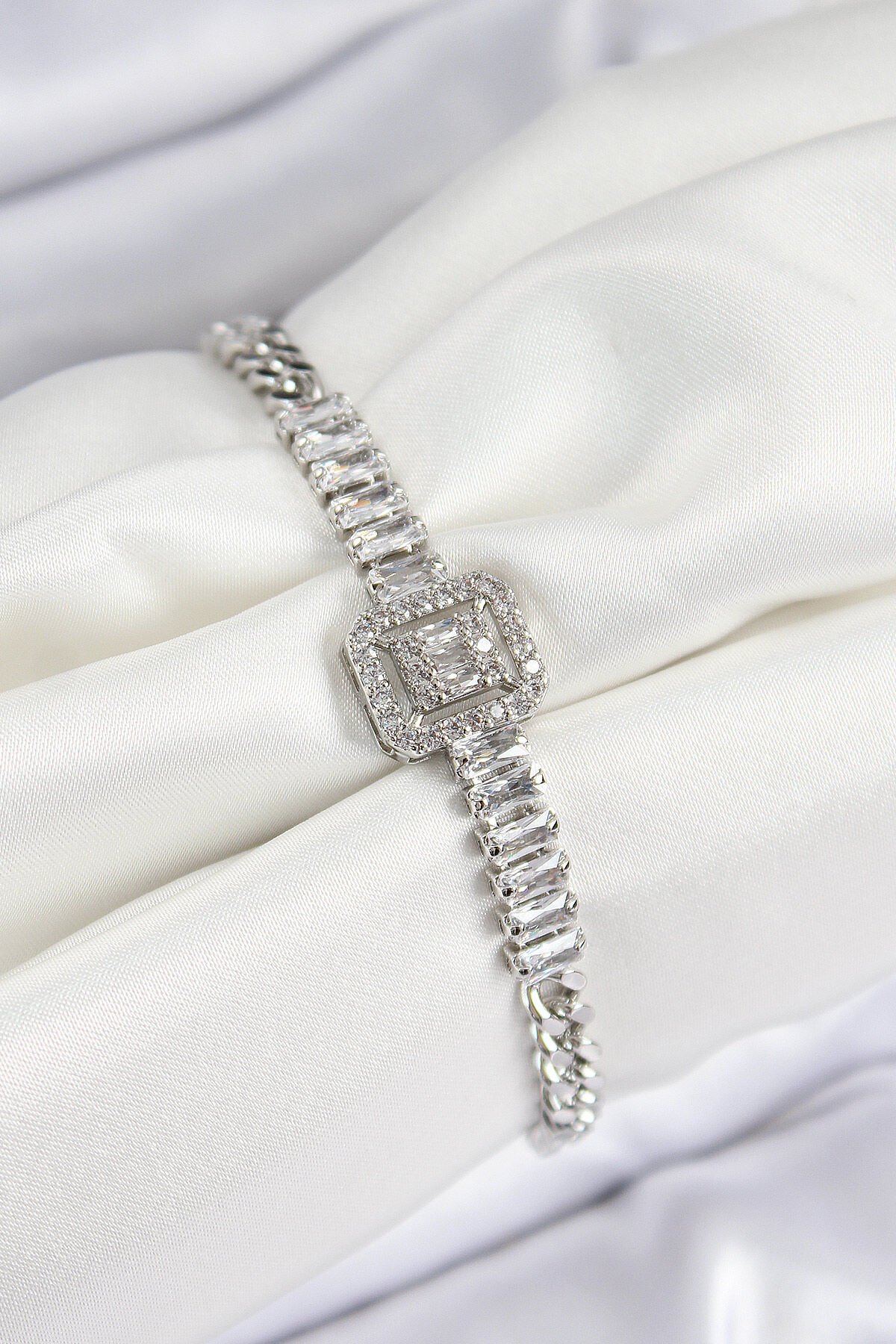 Pirinç Zirkon Taşlı Su Yolu Detaylı Baget Model Gümüş Renk Kadın Bileklik