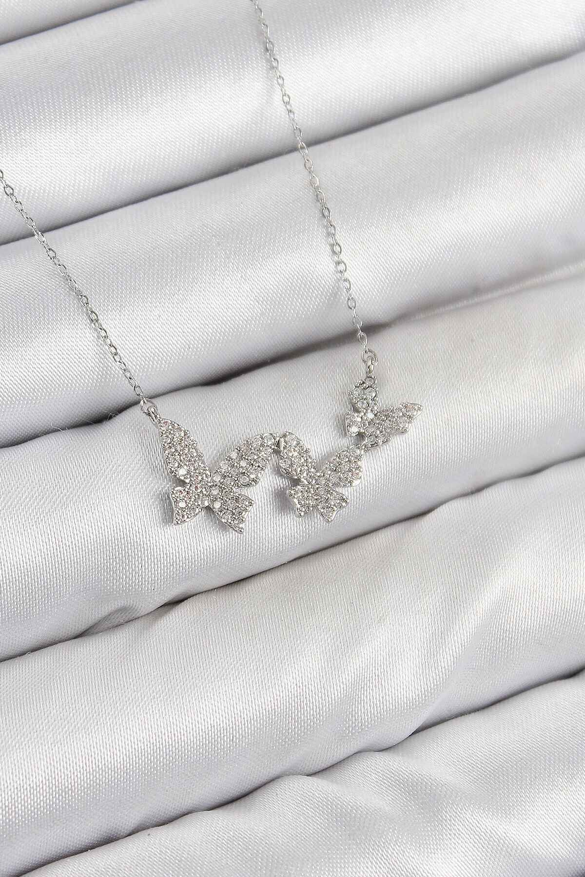 Pirinç Zirkon Taşlı Kelebek Model Gümüş Renk Kadın Kolye