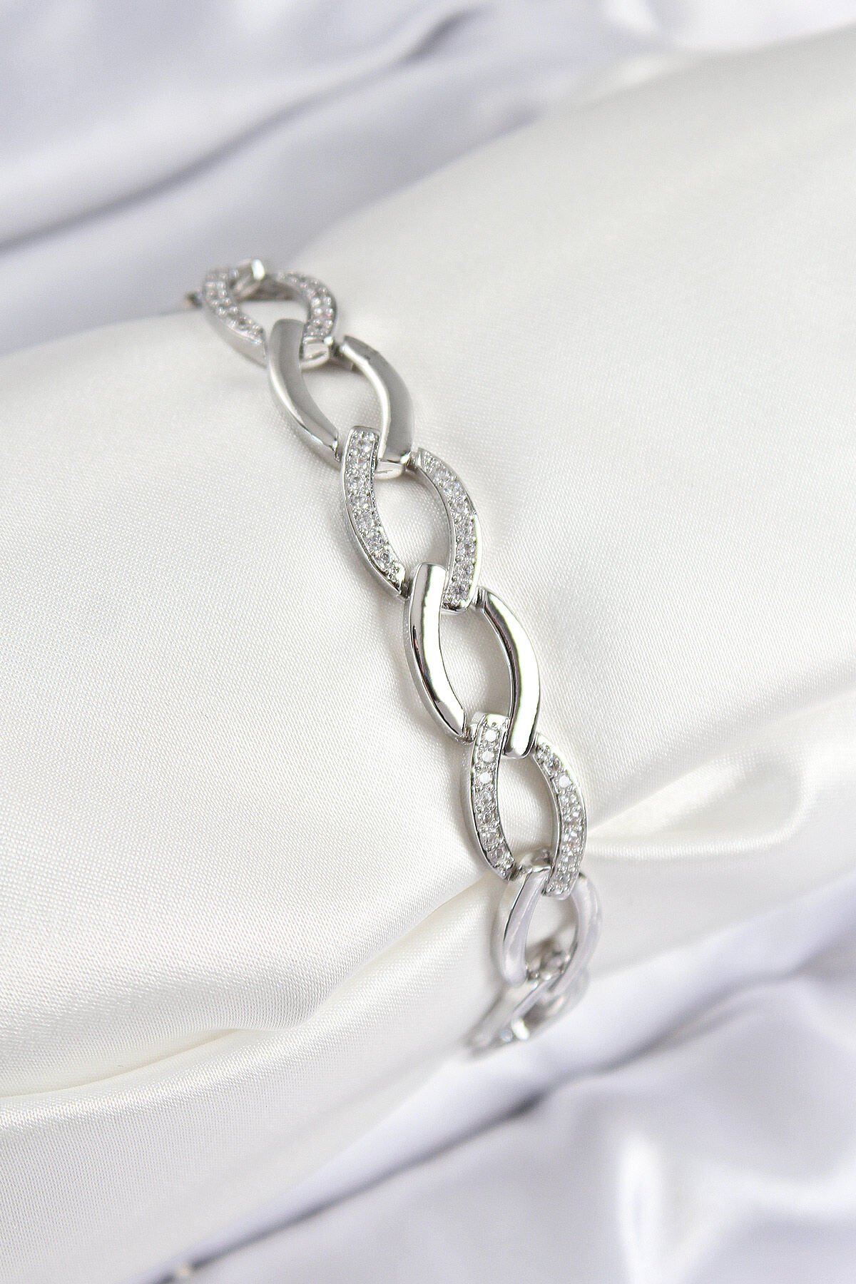 Pirinç Zirkon Taşlı Zincir Model Gümüş Renk Kadın Bileklik