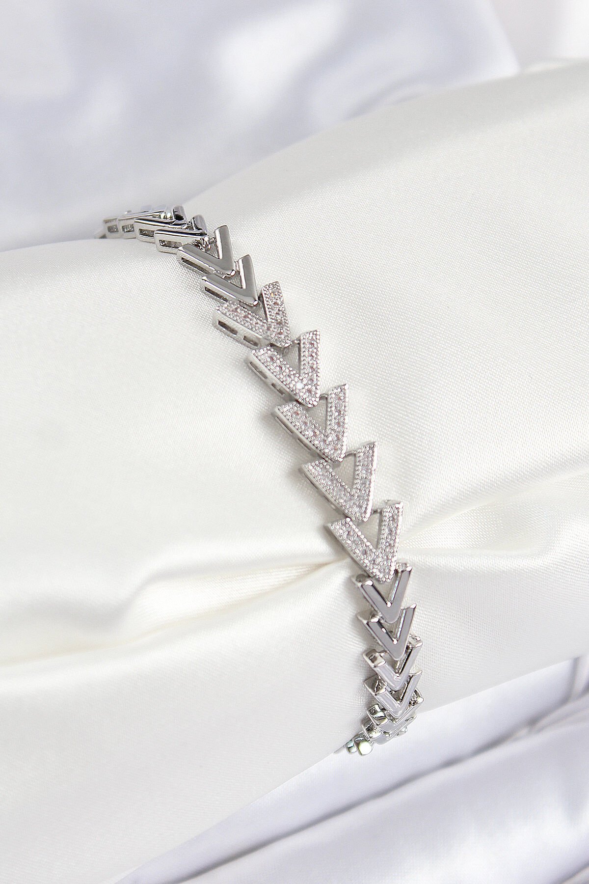 Pirinç Zirkon Taşlı Sıralı Ok Model Gümüş Renk Kadın Bileklik