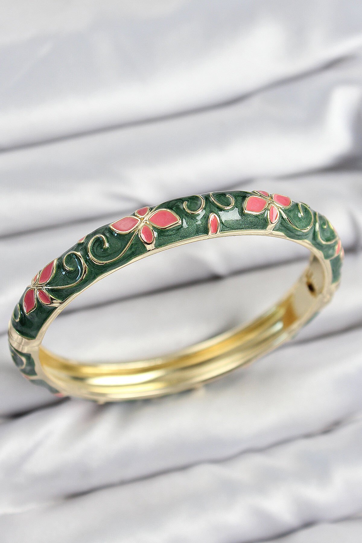 Mineli Pirinç Yeşil Çiçek Motifli Gold Kadın Kelepçe