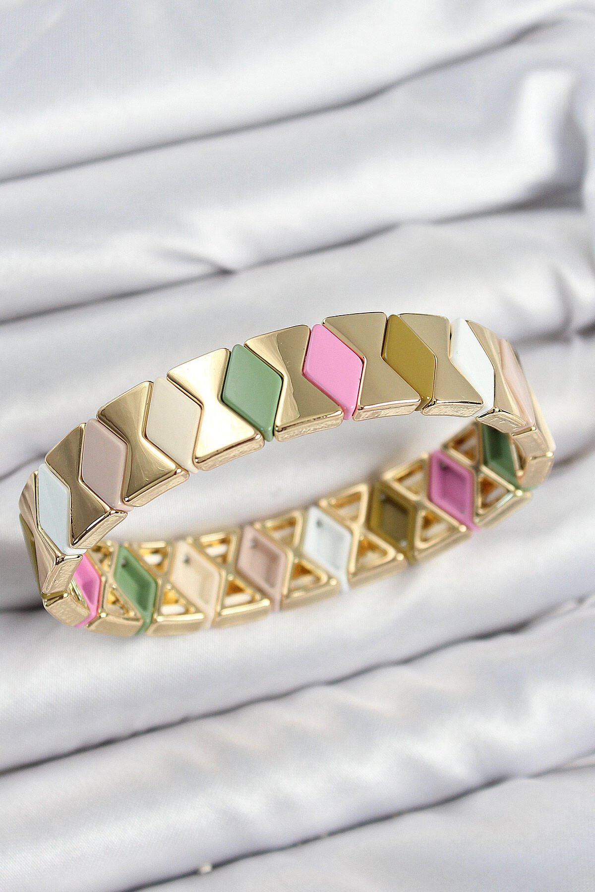 Pirinç Baklava Desenli Asorti Gold Renk Lastikli Kadın Bileklik