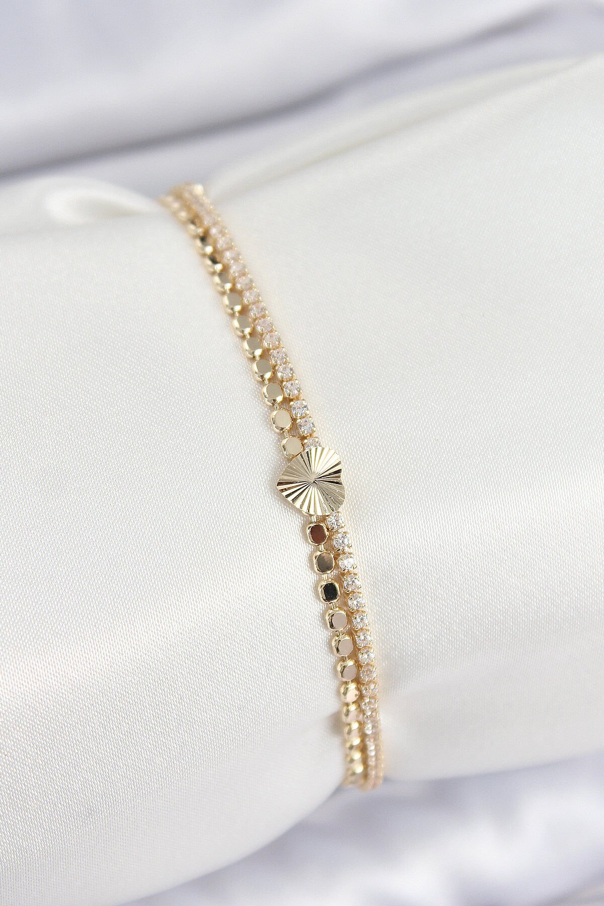 Pirinç Zirkon Taşlı Ezme Zincirli Kalp Model Gold Renk Kadın Bilekilk