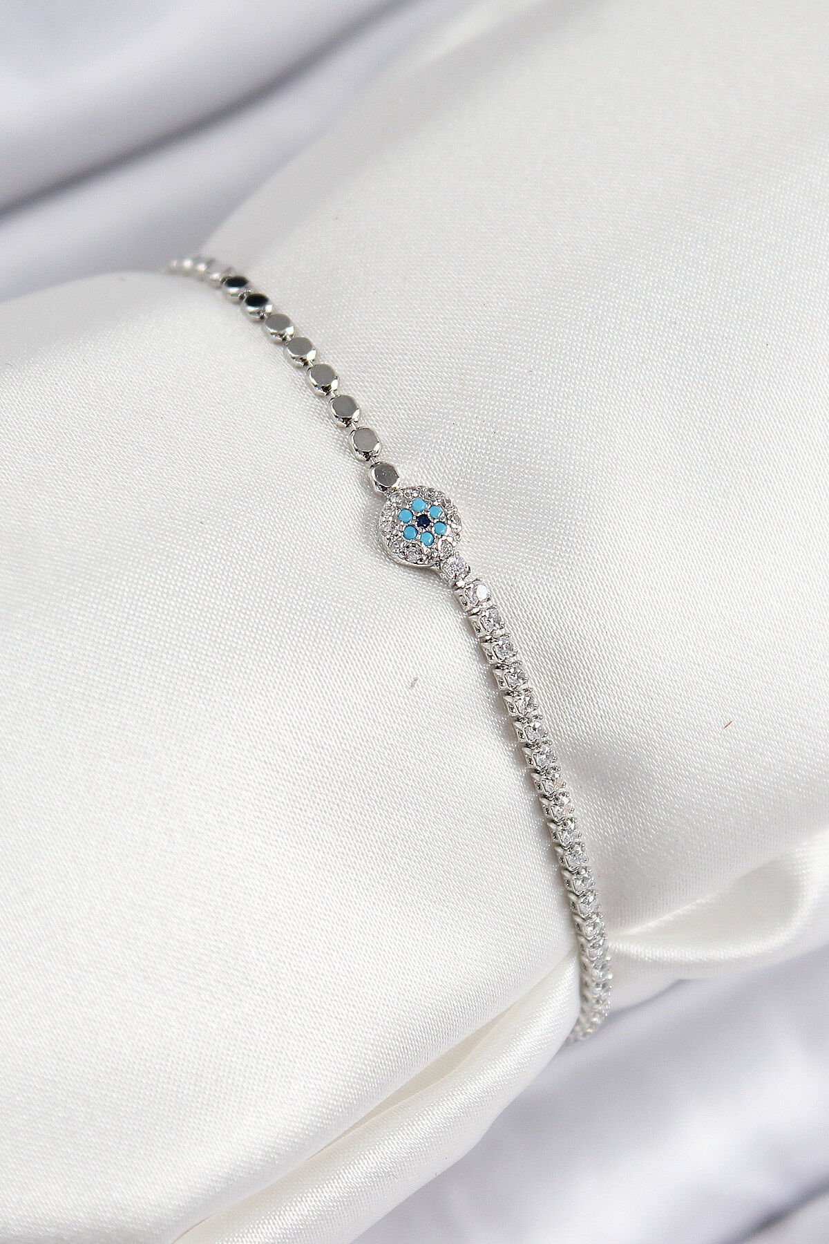 Pirinç Zirkon Taşlı Nazar Model Ezme Zincir Gümüş Renk Kadın Bileklik