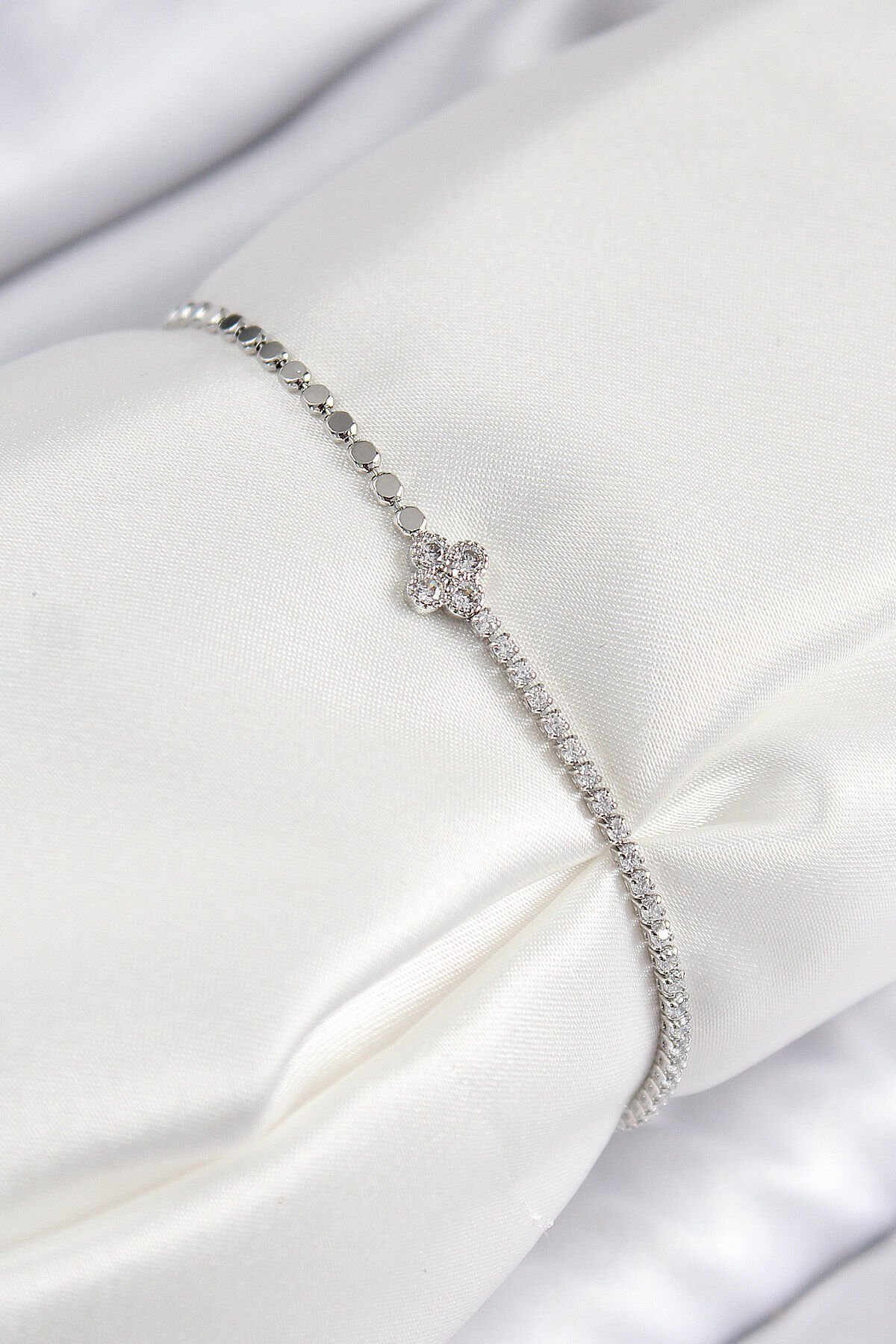 Pirinç Zirkon Taşlı Yonca Model Ezme Zincir Gümüş Renk Kadın Bileklik