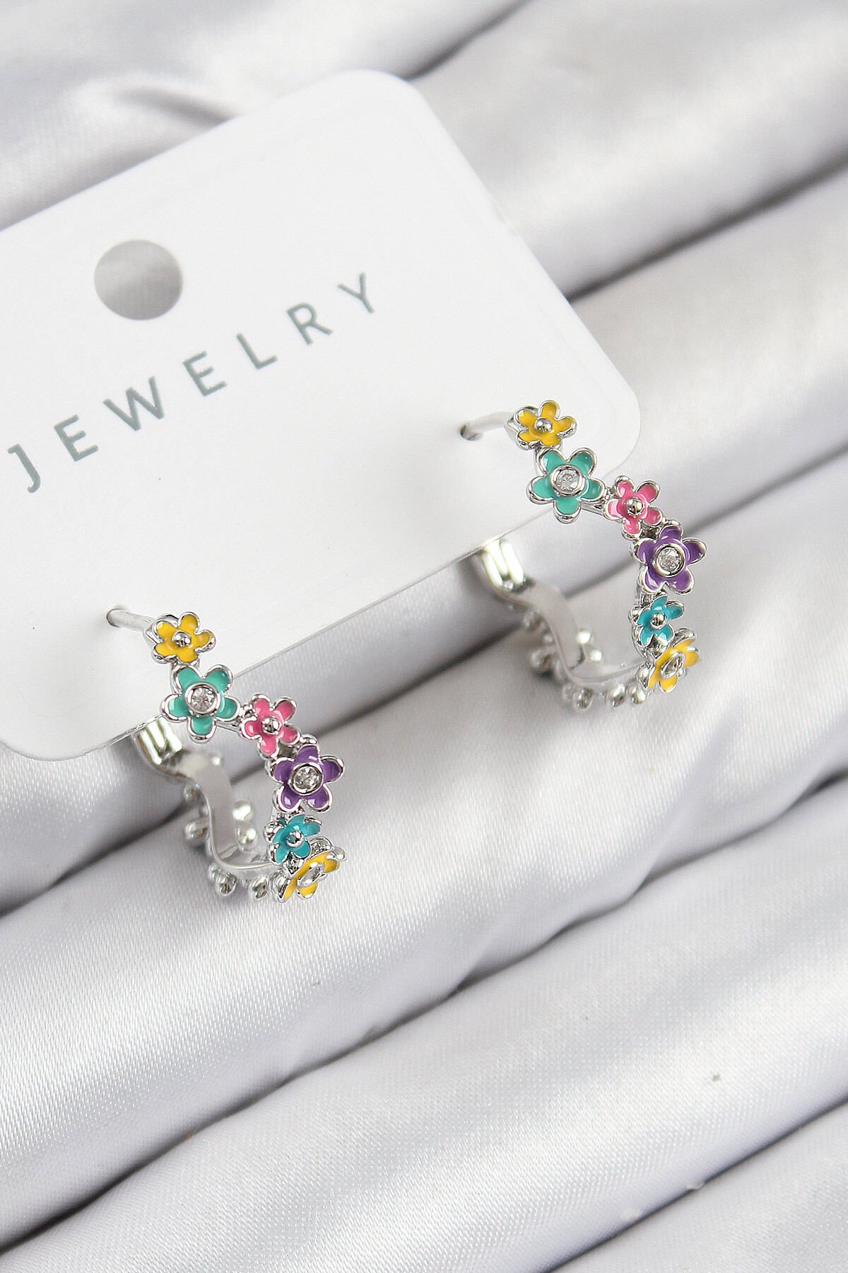 Pirinç Renkli Papatya Model Gümüş Renk Kadın Küpe