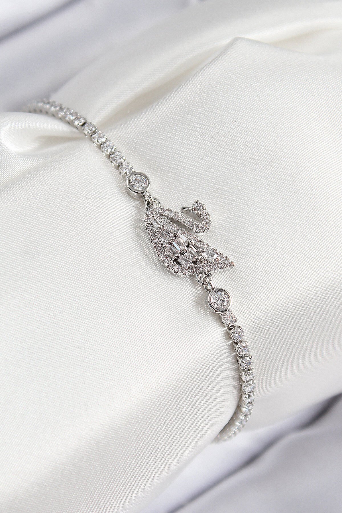 Pirinç Zirkon Taşlı Kuğu Model Gümüş Renk Kadın Bileklik