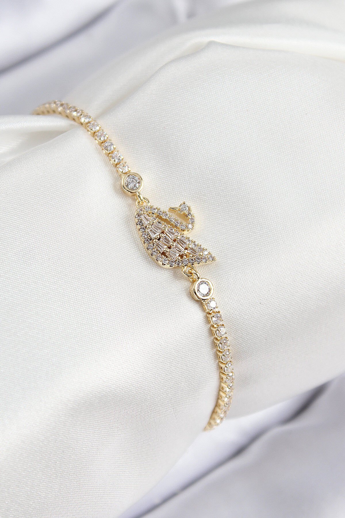 Pirinç Zirkon Taşlı Kuğu Model Gold Renk Kadın Bileklik